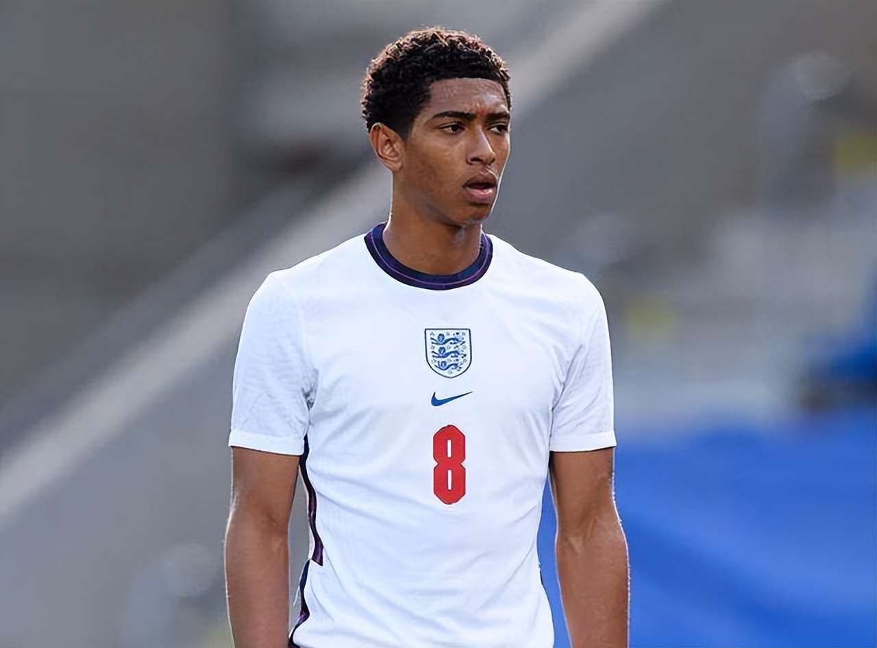 地上足球：梅西带队迈阿密夺冠，球王伟大无需多盐？（梅西率迈阿密夺冠：球王伟业，毋须多言）