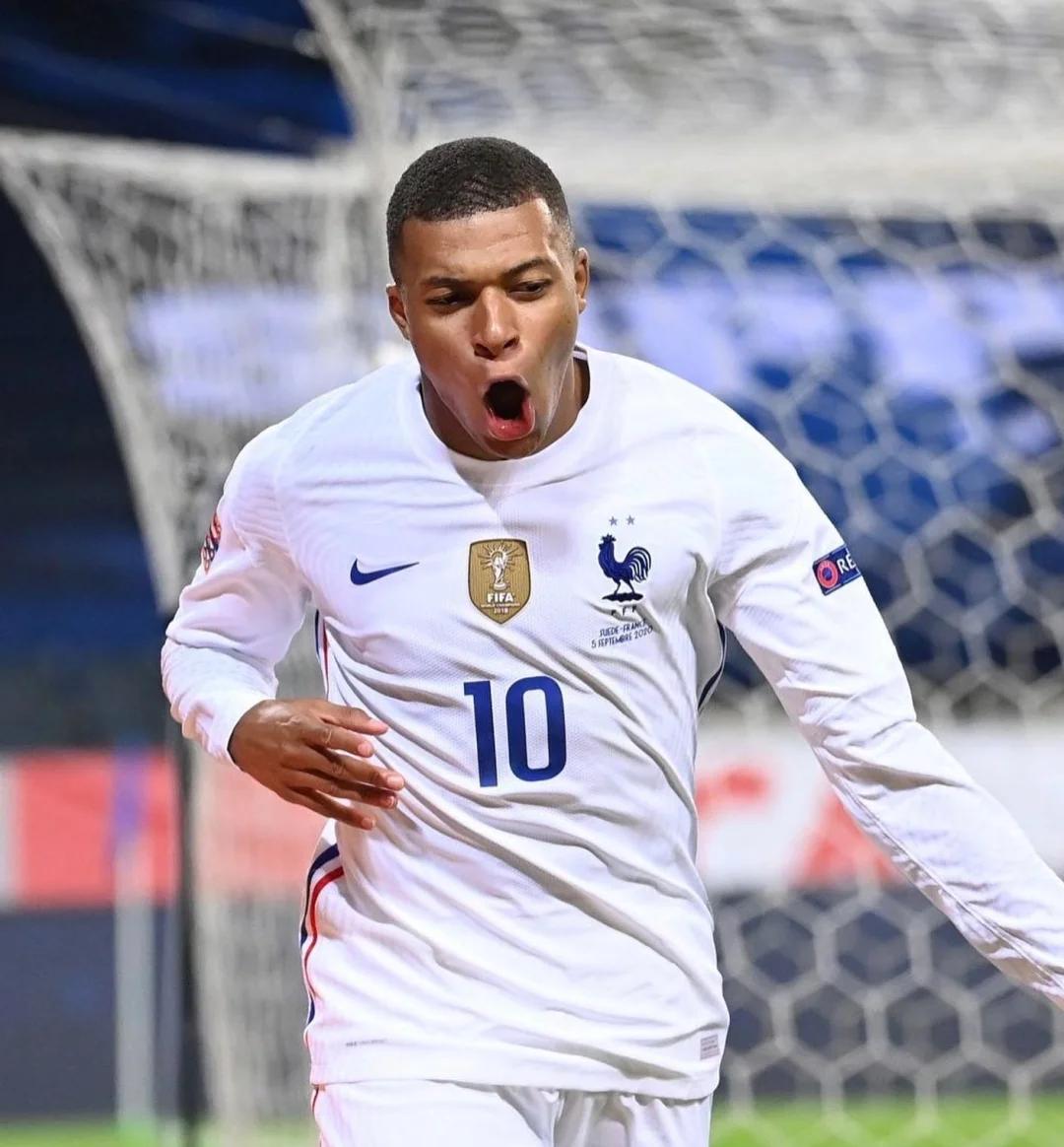 世体：阿隆索回归获利物浦球迷热烈欢迎，阿诺德却遭嘘声相待（世体：阿隆索回归获红军球迷热捧，阿诺德反遭嘘声）