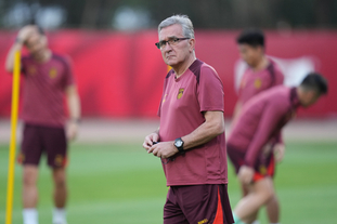 前曼联租借主管：一外租球员打断教练部署，让队友球都传给他（曼联前租借主管：一名外租球员打乱战术安排 迫使队友只能给他传球）