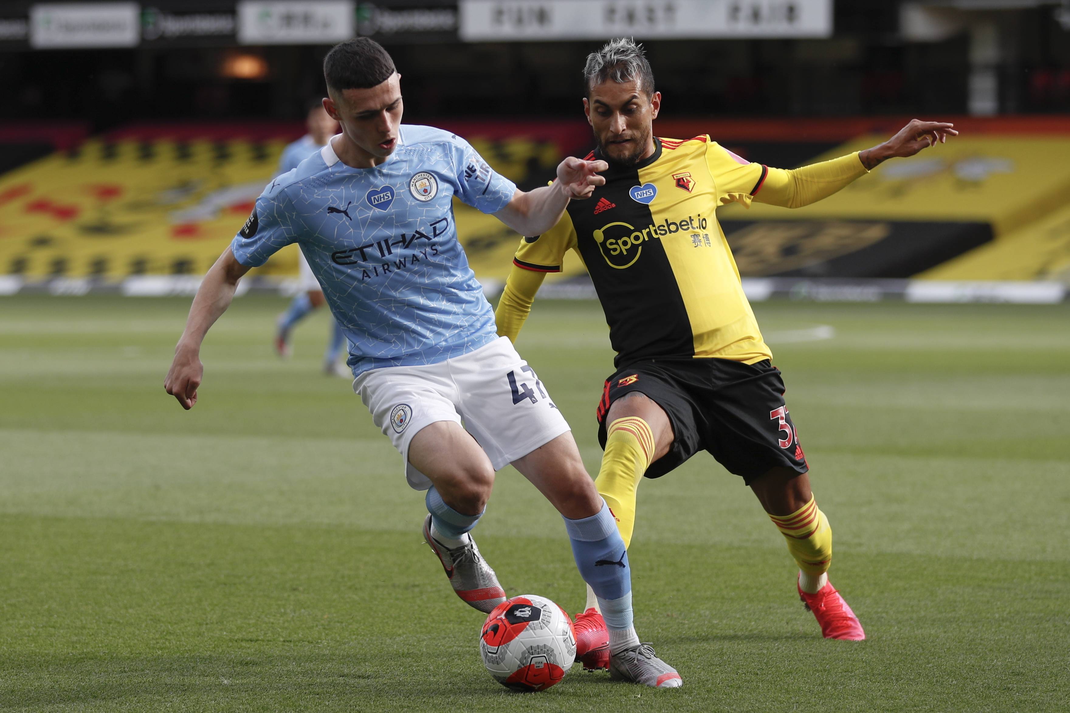 逆天，挪威甲门将点球大战一脚将摆好的球踢走以干扰对方（离谱！挪威甲门将在点球大战中一脚踢走摆好的球干扰对手）