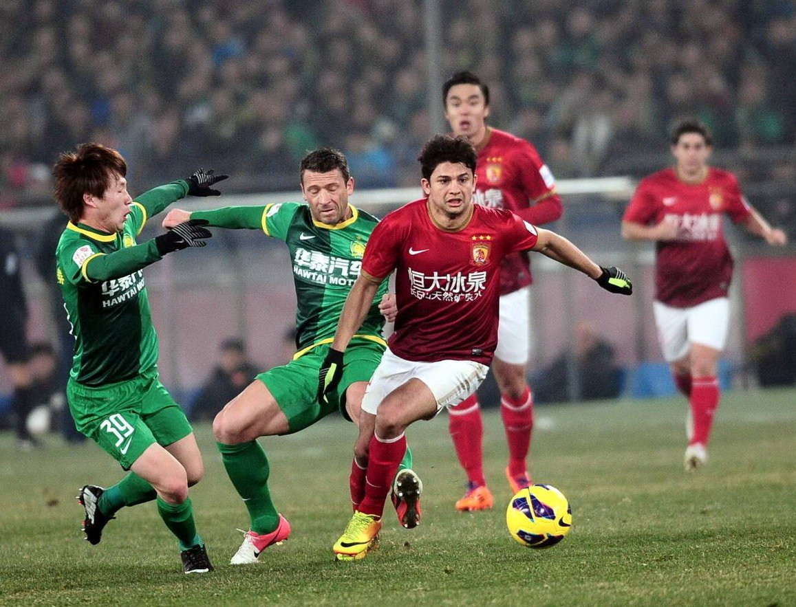 武汉三镇快速反击极具威胁（武汉三镇反击迅猛，威胁十足）